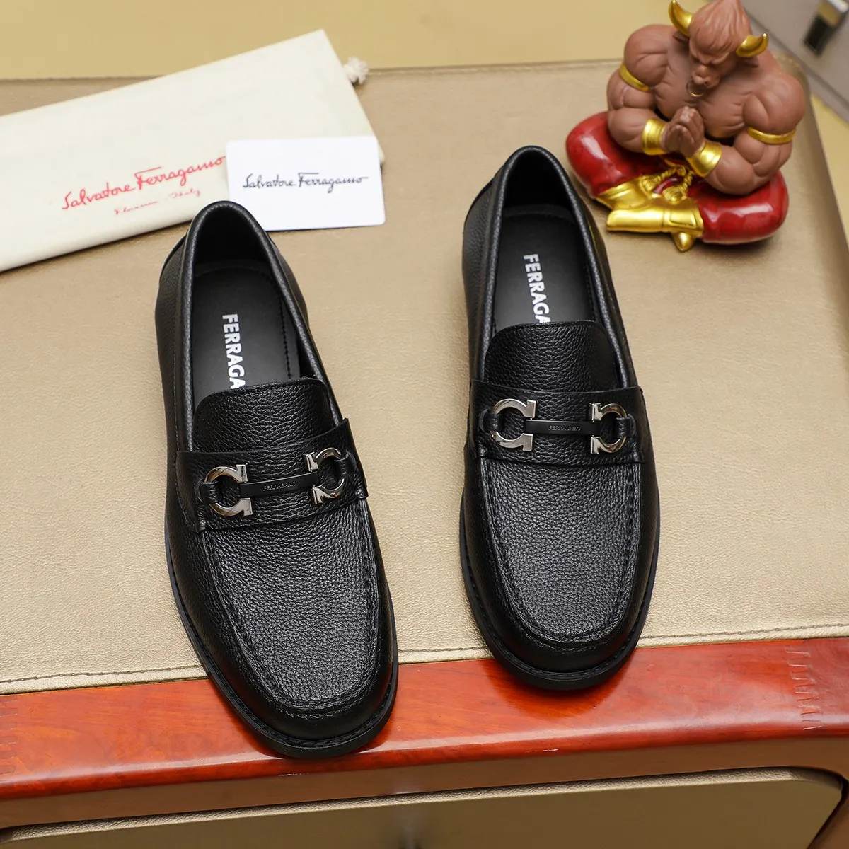 Men's shoes 💰460 🔥 Ferragamo new men's casual slip-on shoes 🇨🇳 Official website original 1:1 mold, original quality 💯 fine workmanship, high-end luxury ☘ The upper is made of imported Italian first-layer cowhide 🌴 Luxurious water dyeing 🐂 Leather lining 🍓 Rubber wear-resistant and non-slip outsole, breathable and comfortable to wear 🍍 The first choice for high-taste men, color optional! Code number 38-44 (45.46. Customized)